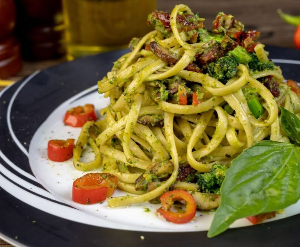 Ricetta Pasta al Pesto di Capperi e Pomodorini