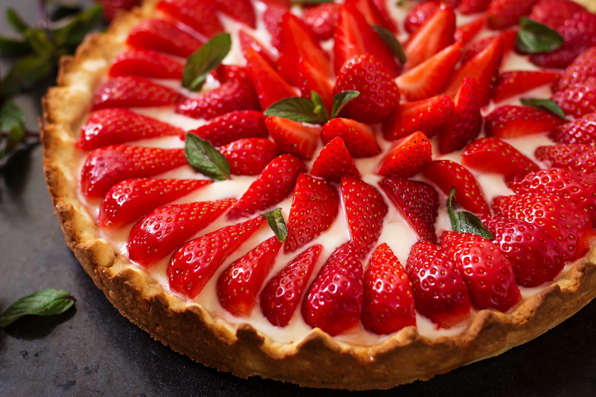 Crostata morbida con marmellata, fragole e panna
